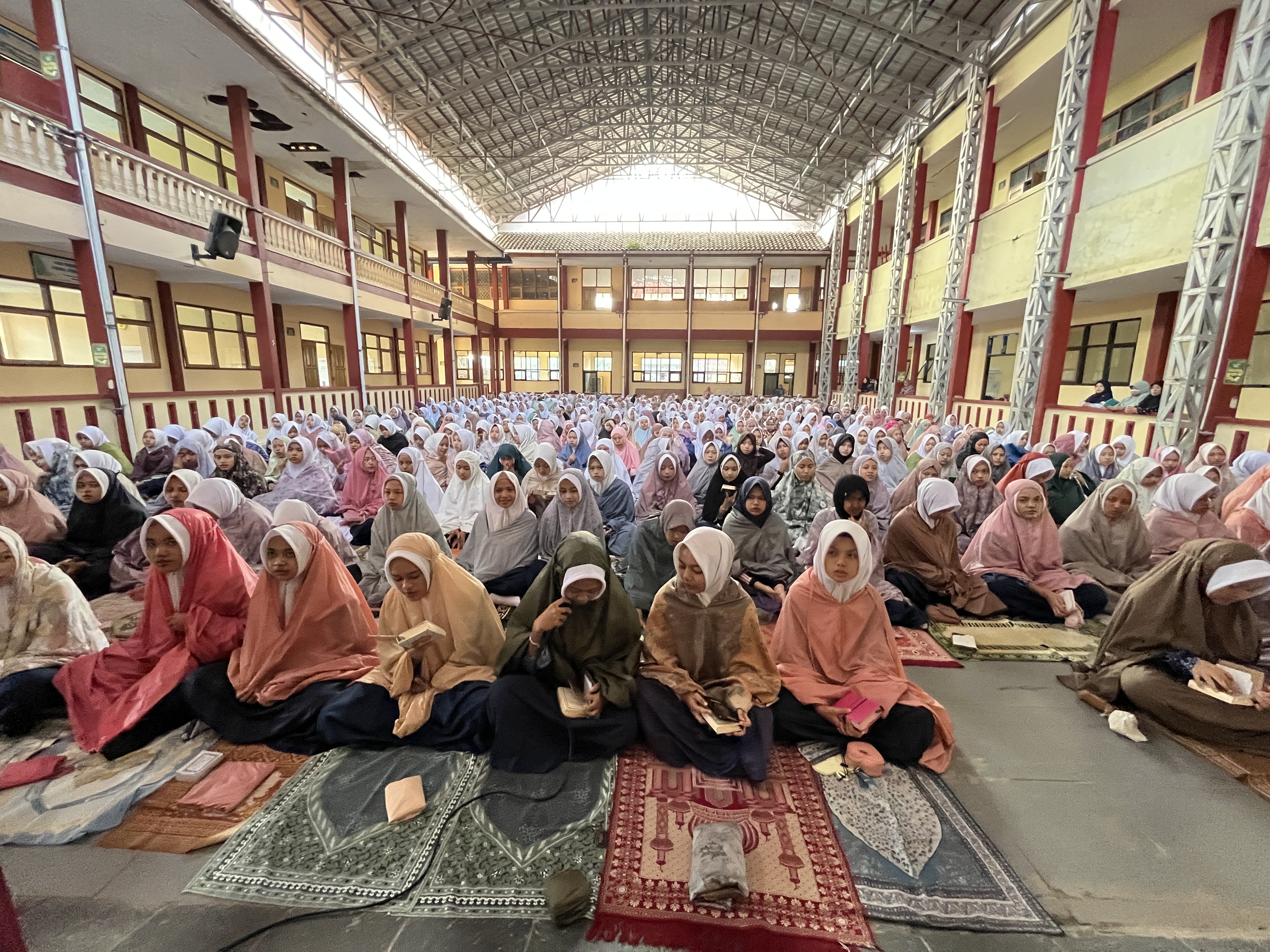Siswi di Aula Terbuka MTsN 1 Tasikmalaya