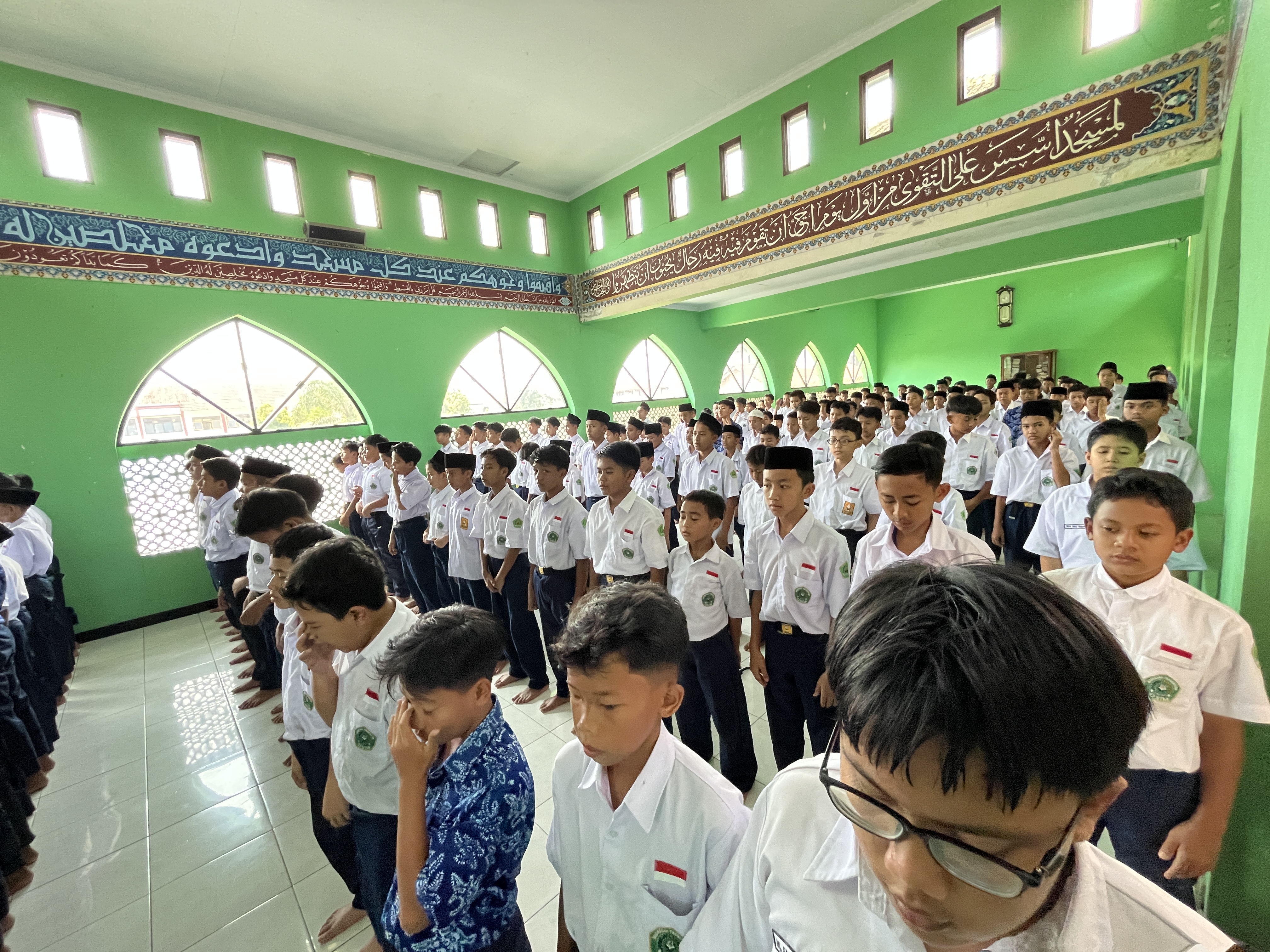 Kegiatan Sholat Dzuhur Siswa Kelas 7