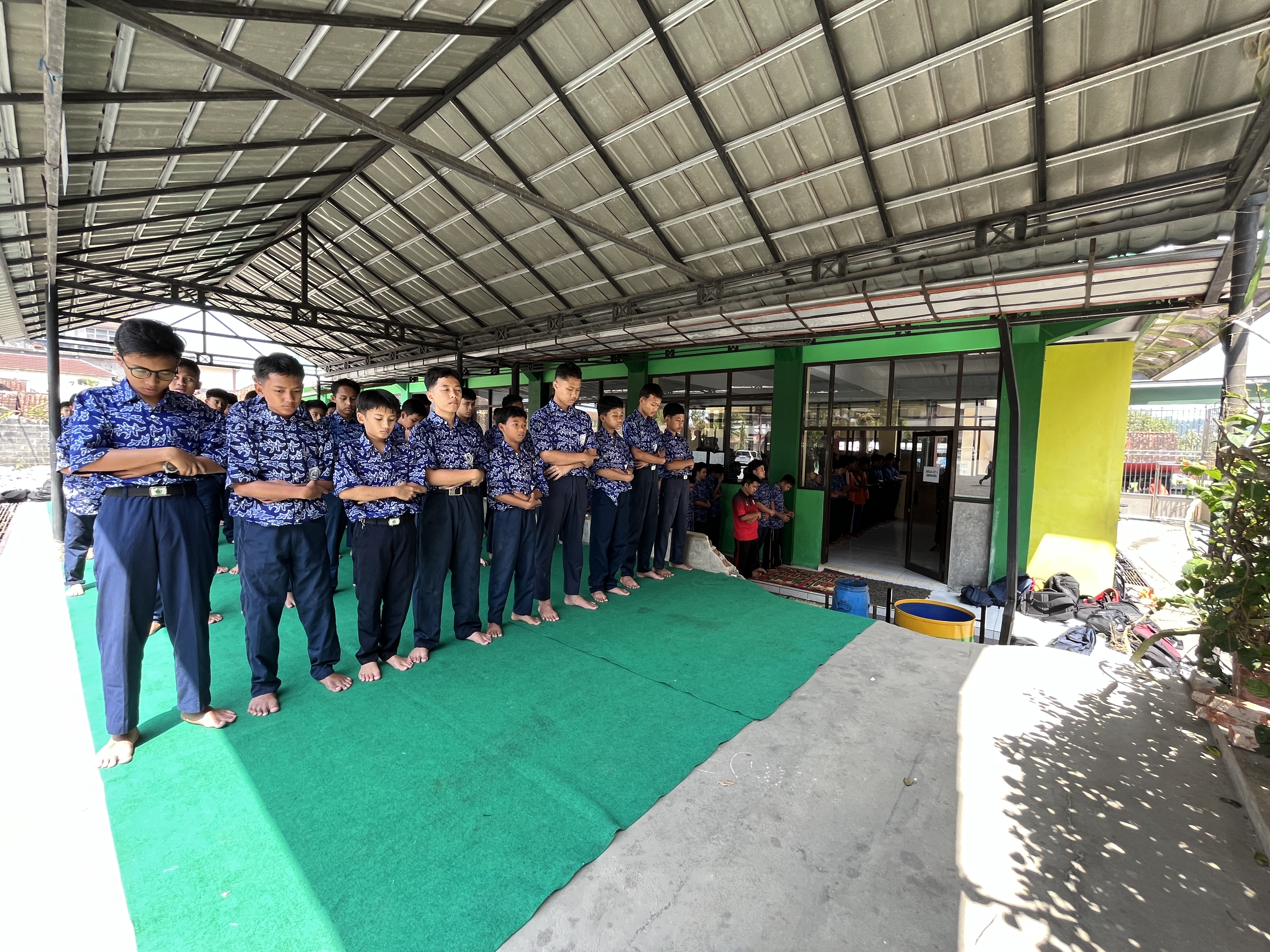 Kegiatan Sholat Dzuhur Berjama'ah Kelas 8 & 9