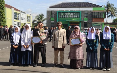 Dokumentasi Penyerahan Penghargaan Kejuaraan Tingkat Nasional – Olimpiade Bahasa Arab se-Indonesia